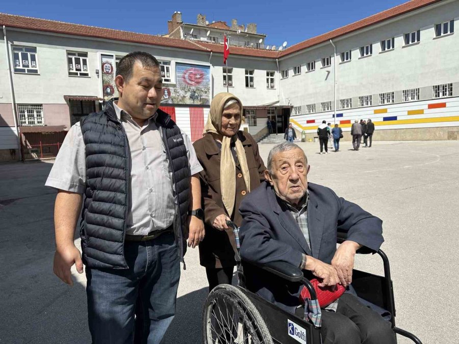 Oy Kullanmak İçin Sıraya Giren 91 Yaşındaki Seçmen Dualarla Sandığa Gitti