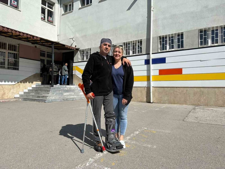 Yürüme Zorluklarına Rağmen Erkenden Oylarını Kullandılar