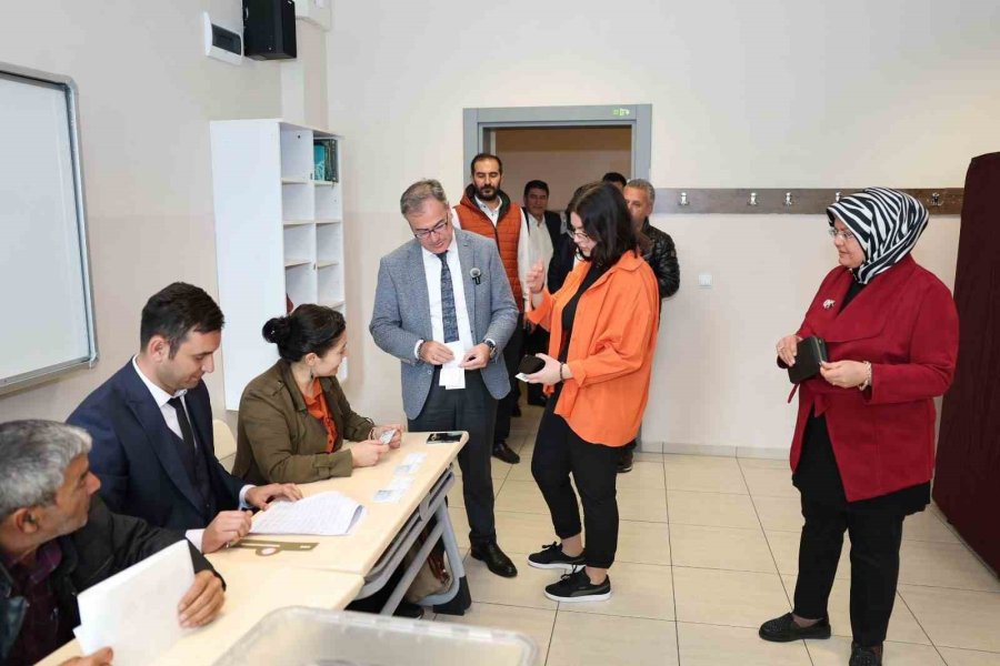 Başkan Özdoğan Ailesiyle Birlikte Oyunu Kullandı