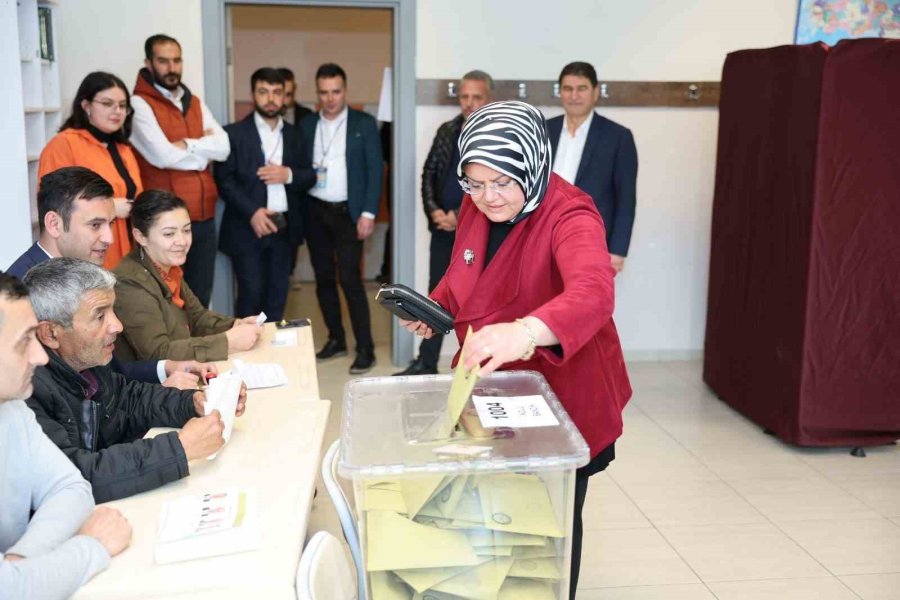 Başkan Özdoğan Ailesiyle Birlikte Oyunu Kullandı