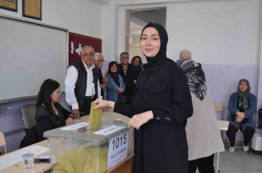 Oy Kullanmaya Giden Vatandaşlar Sandık Başlarında Kuyruk Oluşturdu