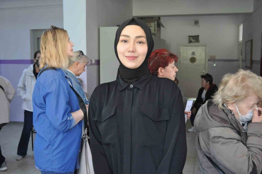 Oy Kullanmaya Giden Vatandaşlar Sandık Başlarında Kuyruk Oluşturdu