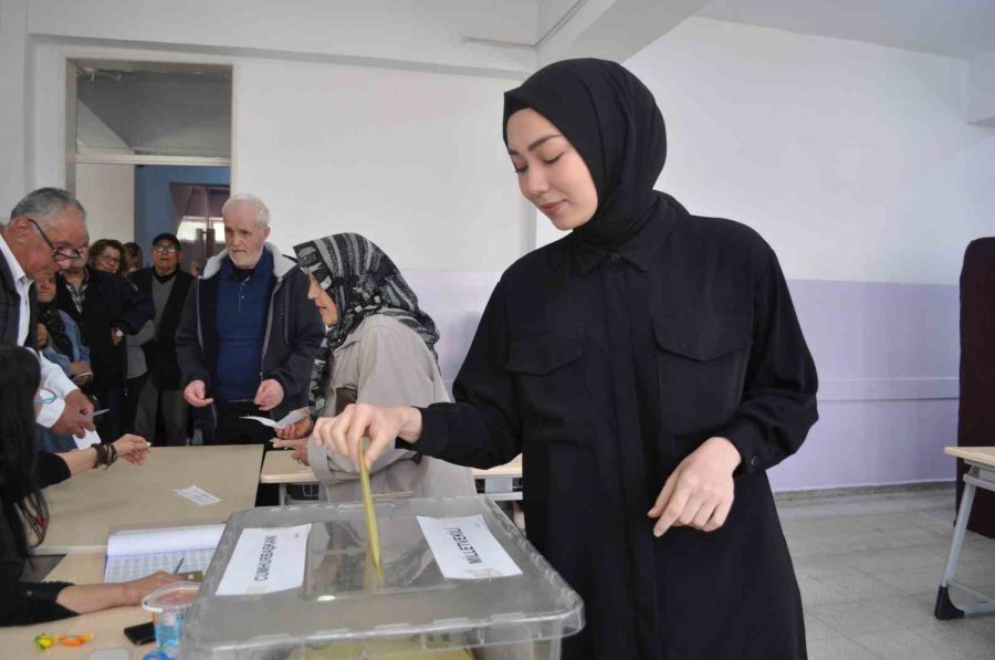 Oy Kullanmaya Giden Vatandaşlar Sandık Başlarında Kuyruk Oluşturdu