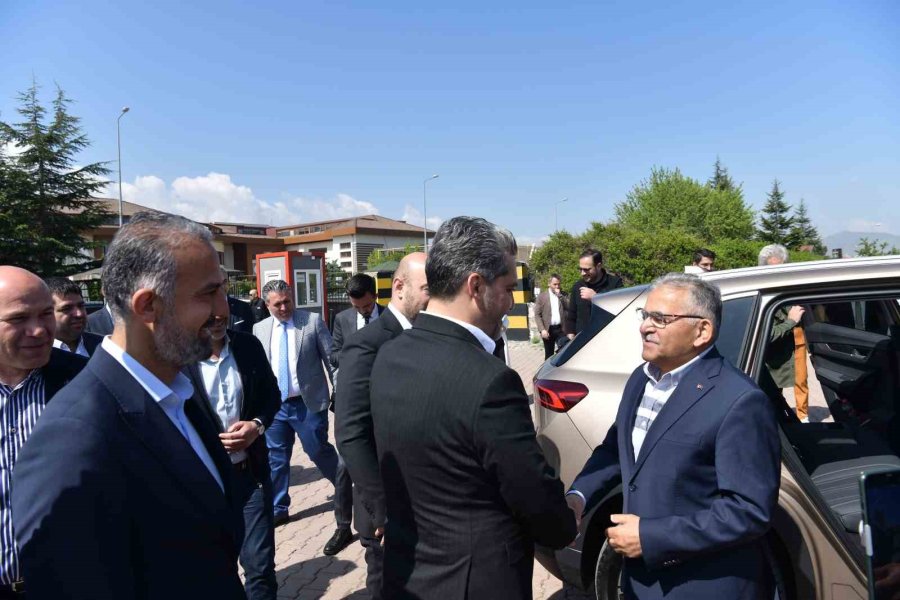 Başkan Büyükkılıç, Eşi Necmiye Büyükkılıç İle Oyunu Kullandı