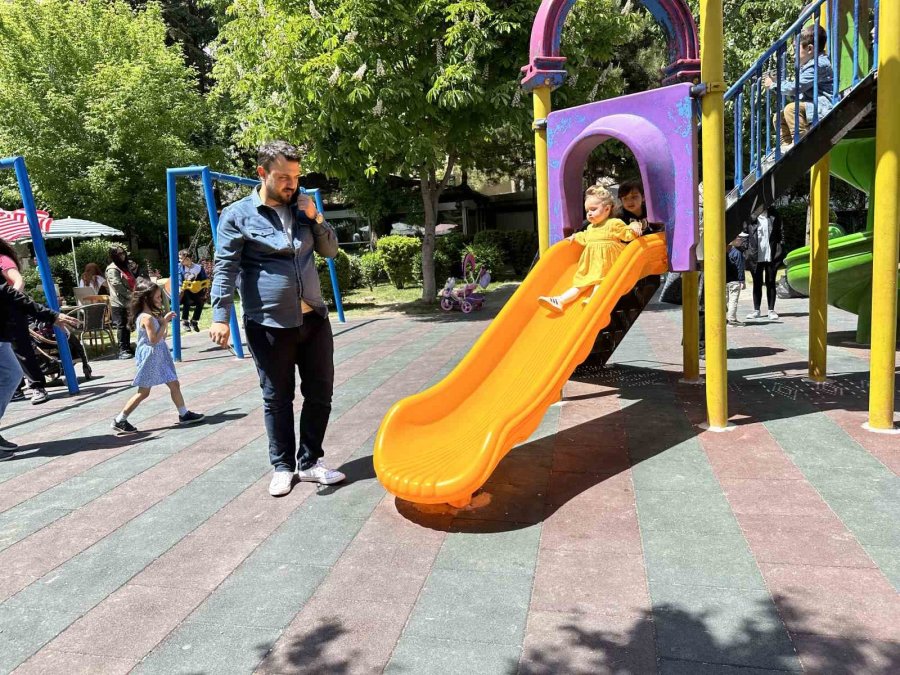 Eskişehirliler Önce Sandığa, Sonra Parklara Koştu