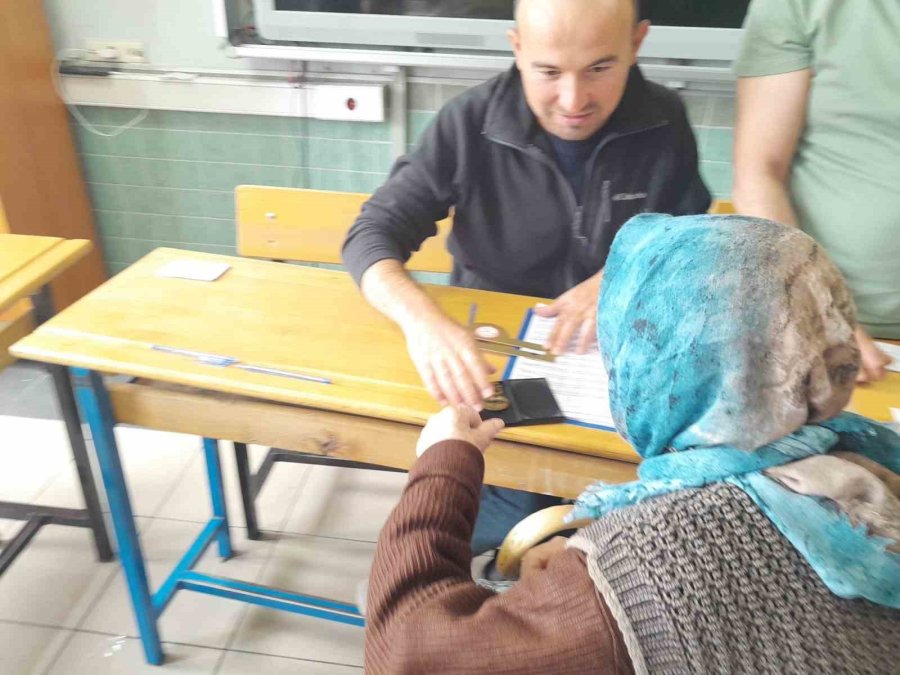 Konya’da 99 Yaşındaki Nine Sandığa Sandalyeyle Getirildi