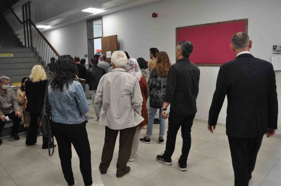 Oy Kullanmaya Giden Vatandaşlar Sandık Başlarında Kuyruk Oluşturdu