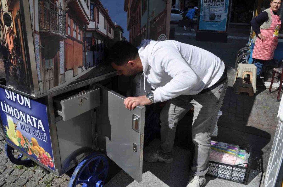 Seçim Günü Bazı Esnaf Dükkânını Açarken, Bazıları Da Açmamayı Tercih Etti
