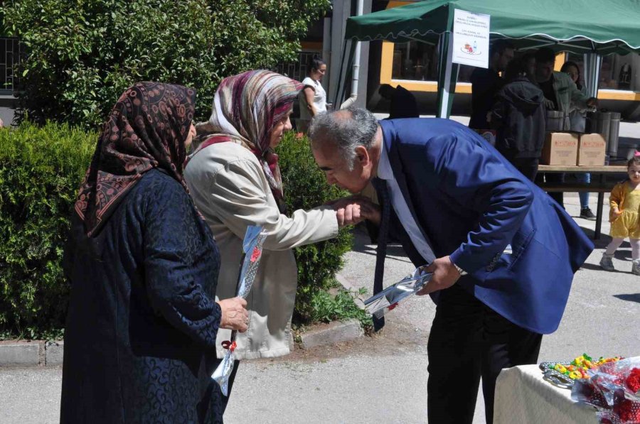 Bu Okulda Oy Kullanmaya Gelenler Sürprizle Karşılaştı