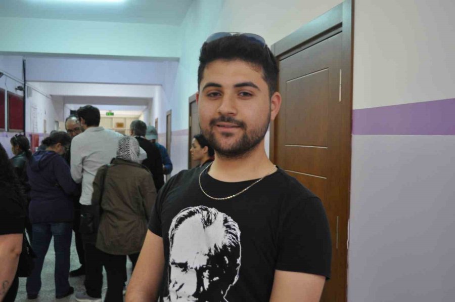 Oy Kullanmaya Giden Vatandaşlar Sandık Başlarında Kuyruk Oluşturdu