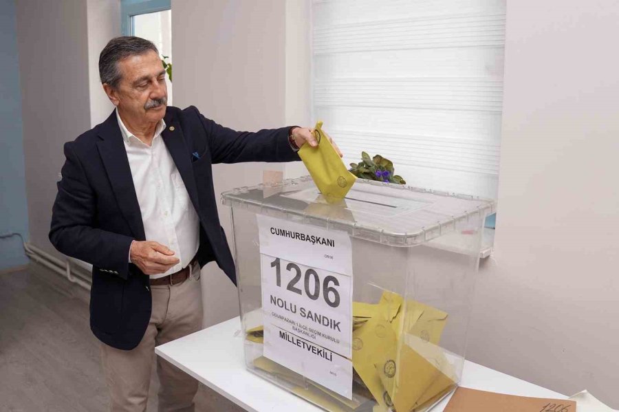 Başkan Ataç Eşi Ve Kızı İle Birlikte Sandık Başına Gitti