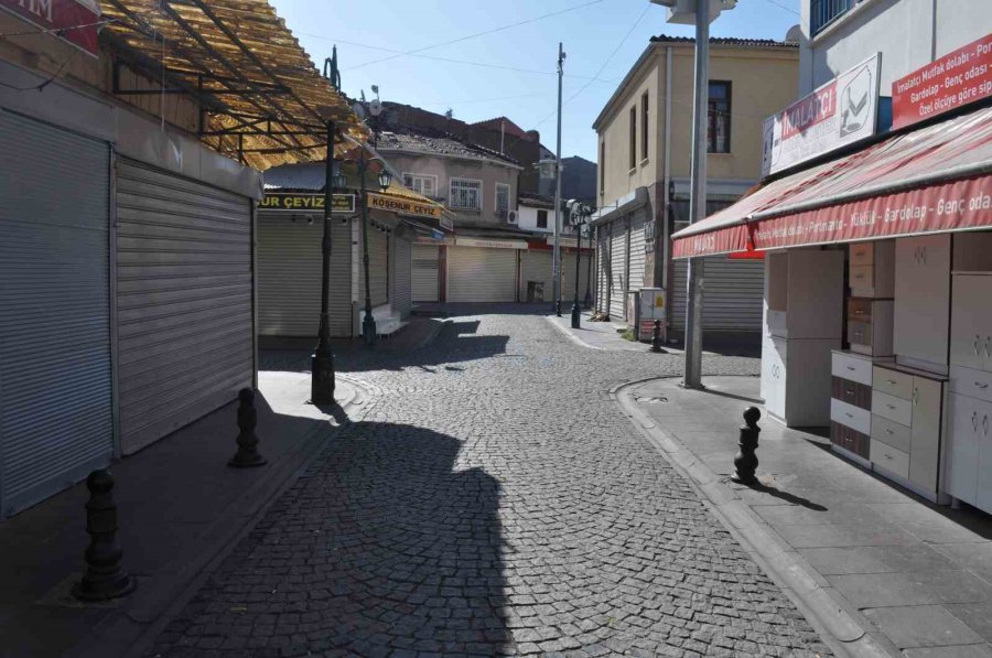 Vatandaşlar Oy Kullanmaya Gidince Çarşı Sokakları Sessizliğe Büründü