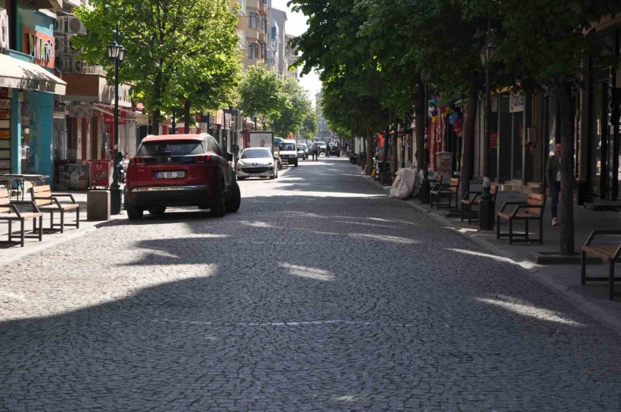 Vatandaşlar Oy Kullanmaya Gidince Çarşı Sokakları Sessizliğe Büründü