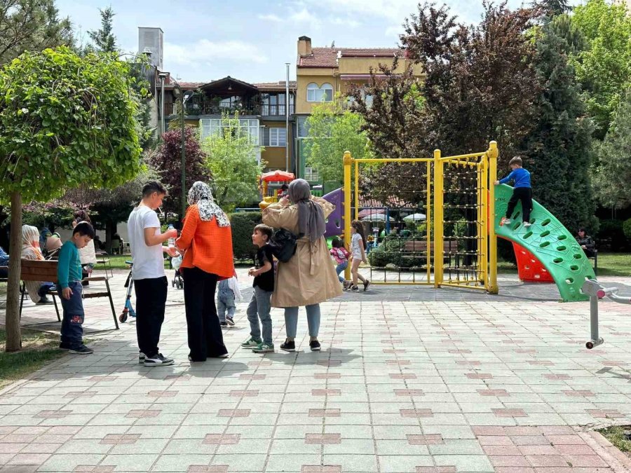 İdari Tatil İle Parklarda Çocuk Cıvıltısı Hakim Oldu