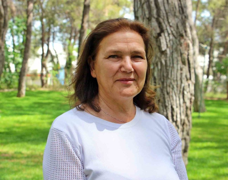 Sıcaktan Bunalan Boz Ayı Ailesinin Havuz Keyfi