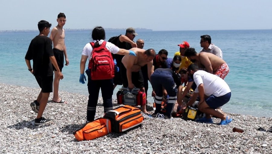 Boğulma Tehlikesi Geçiren Yaşlı Adam Kalp Masajıyla Hayata Tutundu