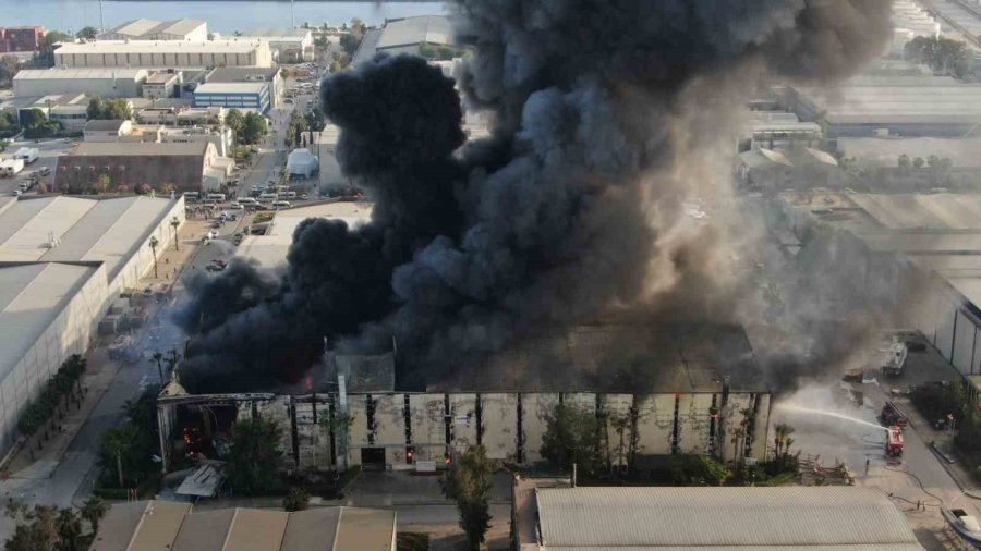 Tekne Üretim Tersanesindeki Yangına Havadan Ve Karadan Müdahale Devam Ediyor