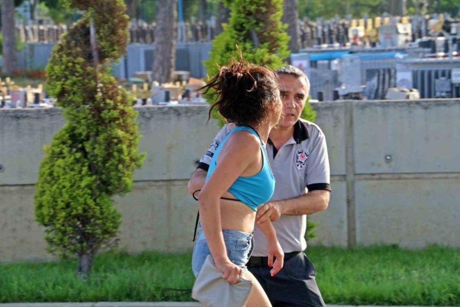 Tekne Üretim Tersanesindeki Yangına Havadan Ve Karadan Müdahale Devam Ediyor