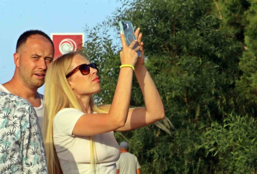 Tekne Üretim Tersanesindeki Yangına Havadan Ve Karadan Müdahale Devam Ediyor