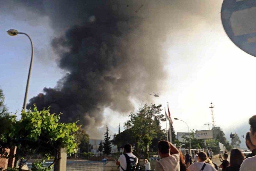 Tekne Üretim Tersanesindeki Yangına Havadan Ve Karadan Müdahale Devam Ediyor