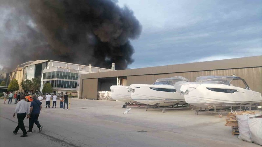 Tekne Üretim Tersanesindeki Yangına Havadan Ve Karadan Müdahale Devam Ediyor