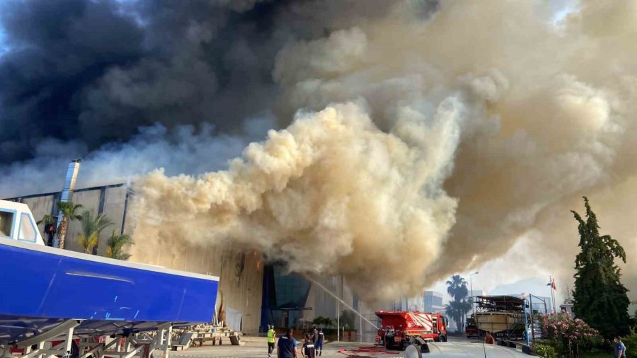 Antalya’da Tekne Üretim Tersanesinde Yangın