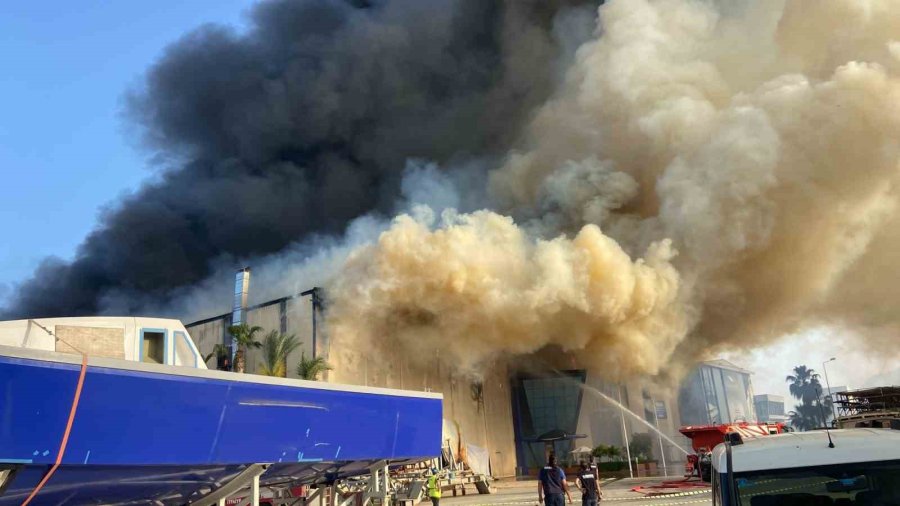 Antalya’da Tekne Üretim Tersanesinde Yangın