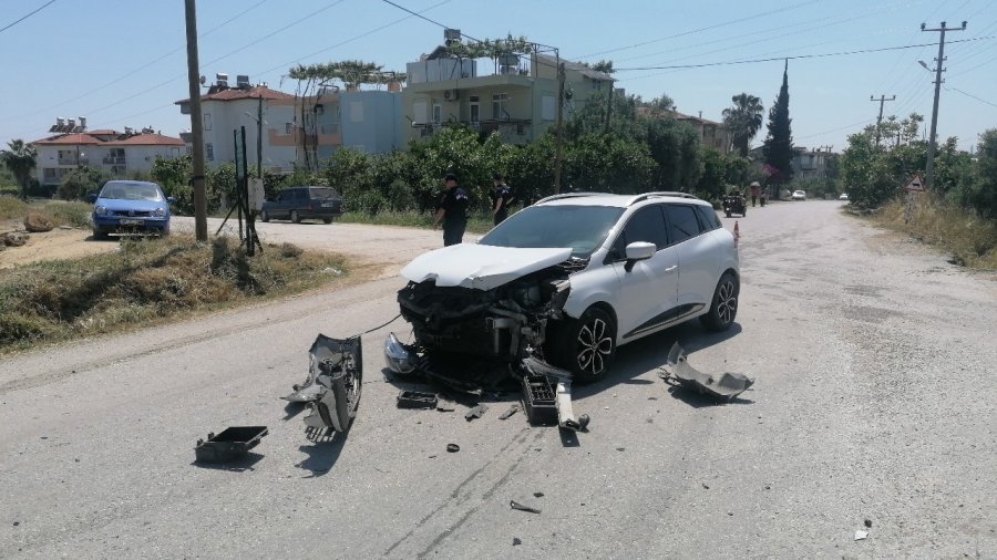 Rus Turistlerin İçerisinde Bulunduğu Otomobil Kamyonetle Çarpıştı: 2 Yaralı
