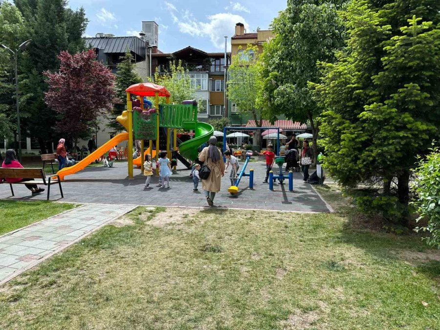 İdari Tatil İle Parklarda Çocuk Cıvıltısı Hakim Oldu