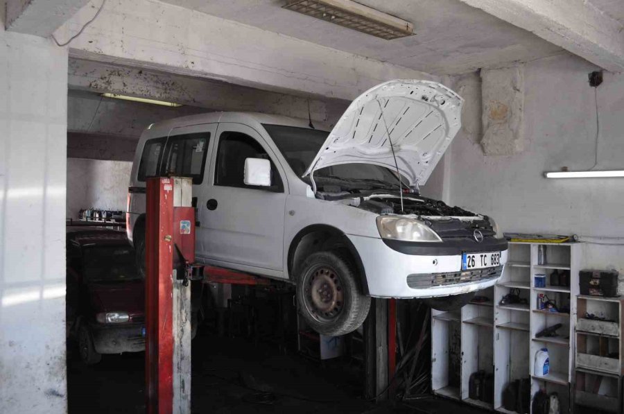 Uzun Yol Öncesi Araç Bakımı Yaptırmayan Kurtarıcıyla Geri Dönüyor