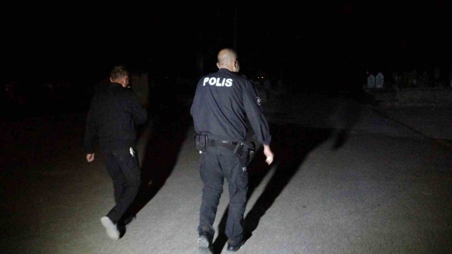 Mezarlıkta Bir Garip Olay: "insan Kemiği" Dedi, Hayvan Kemiği Çıktı