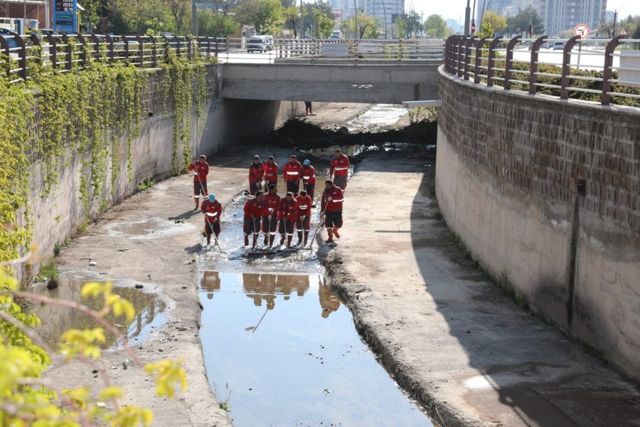 Kocasinan, İlçe Genelindeki Tüm Kanalları Temizleyip, İlaçlıyor