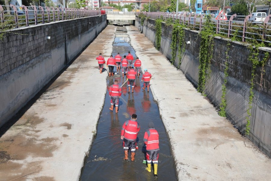 Kocasinan, İlçe Genelindeki Tüm Kanalları Temizleyip, İlaçlıyor