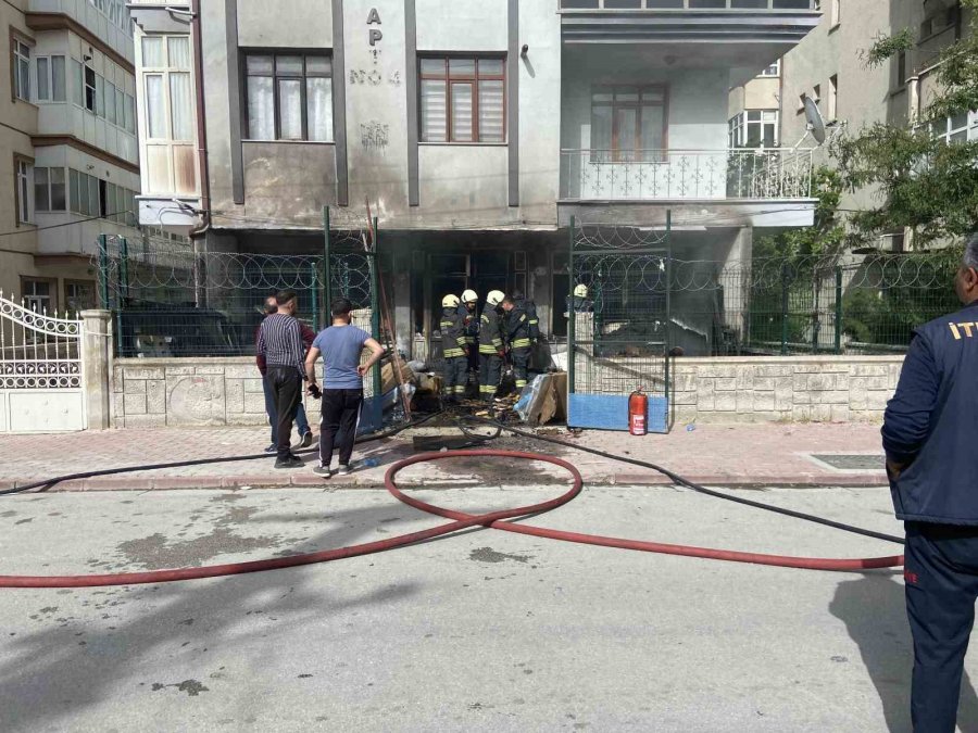 Konya’da Depodaki Yatak Ve Bazalar Yandı