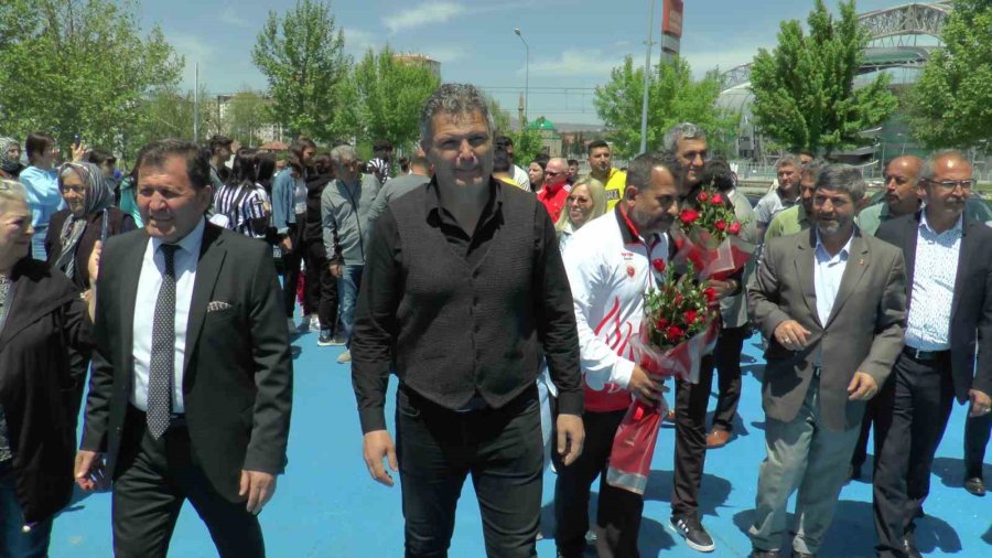 Kayserili Dünya Şampiyonları Yurda Döndü