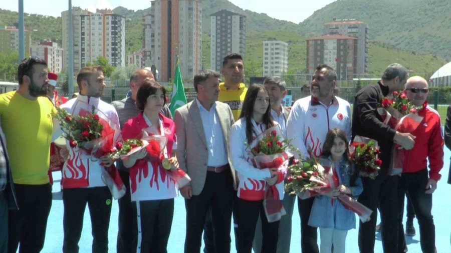 Kayserili Dünya Şampiyonları Yurda Döndü