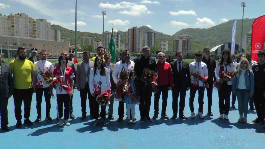 Kayserili Dünya Şampiyonları Yurda Döndü