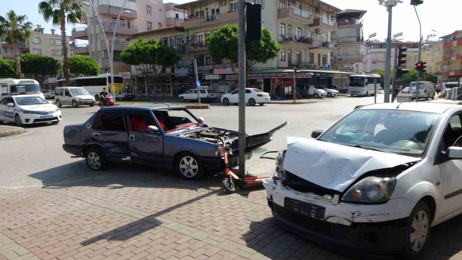 Ters Yön Kazasında Araçlar Hurdaya Döndü: 4 Yaralı