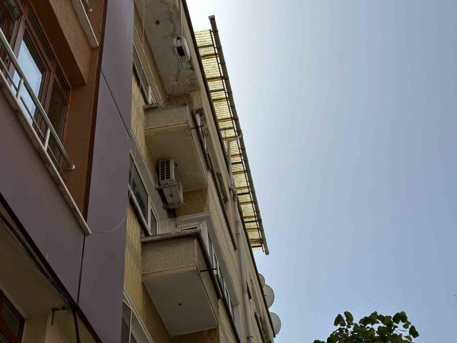 Binadan Düşen Beton Parçaları Vatandaşı Tedirgin Ediyor