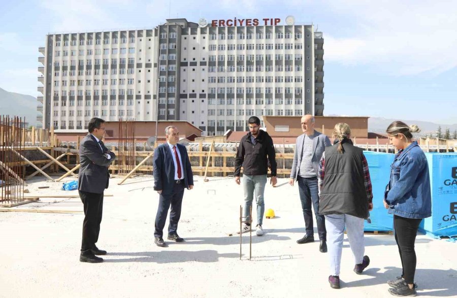 Rektör Altun, Erü Acil Ek Binasının Birinci Etap İnşaatında İncelemelerde Bulundu