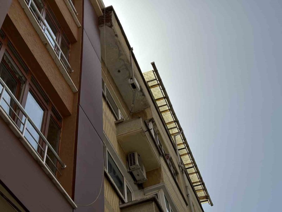 Binadan Düşen Beton Parçaları Vatandaşı Tedirgin Ediyor