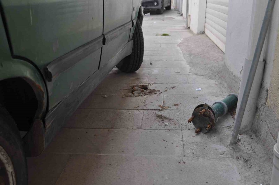 Kaldırıma Park Yapmak İçin Demir Dubayı Kırdılar