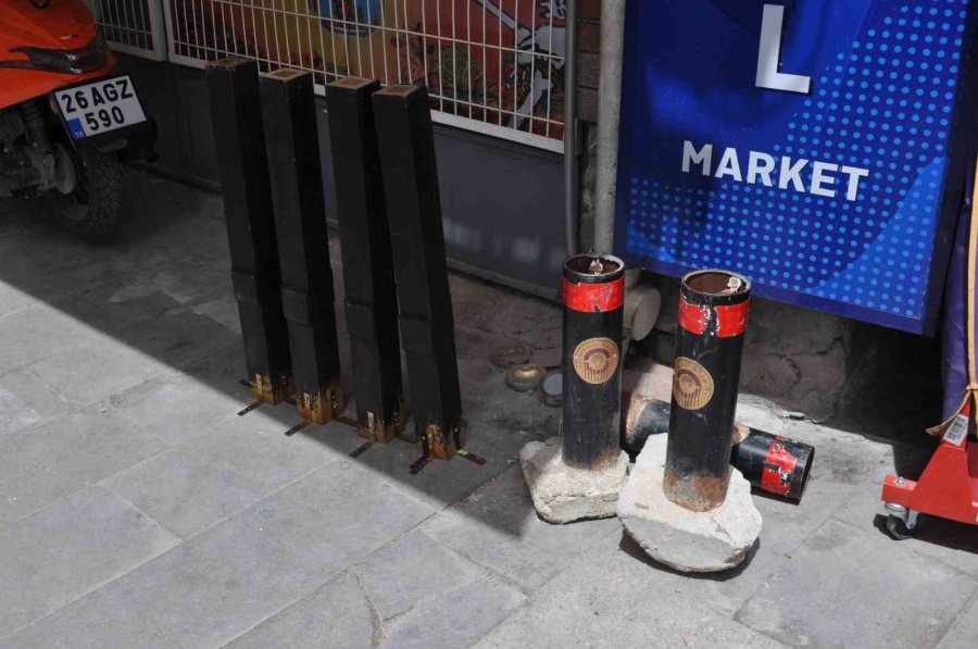 Kaldırıma Park Yapmak İçin Demir Dubayı Kırdılar