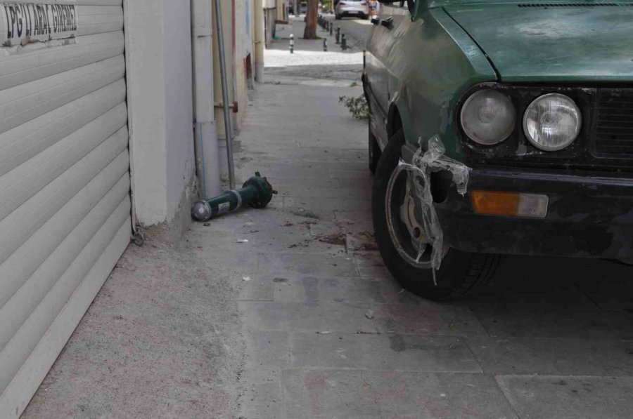 Kaldırıma Park Yapmak İçin Demir Dubayı Kırdılar