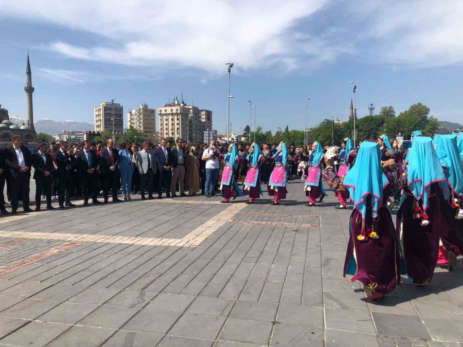 Kayseri’de Gençlik Haftası, Çelenk Töreni İle Başladı