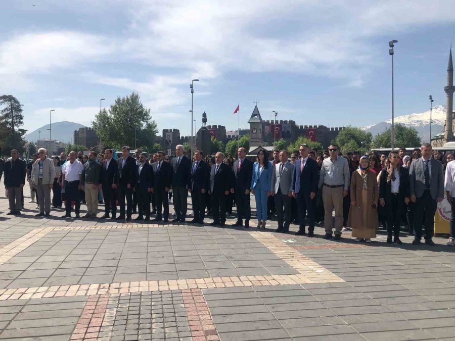 Kayseri’de Gençlik Haftası, Çelenk Töreni İle Başladı
