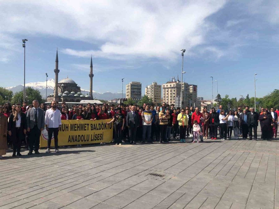 Kayseri’de Gençlik Haftası, Çelenk Töreni İle Başladı