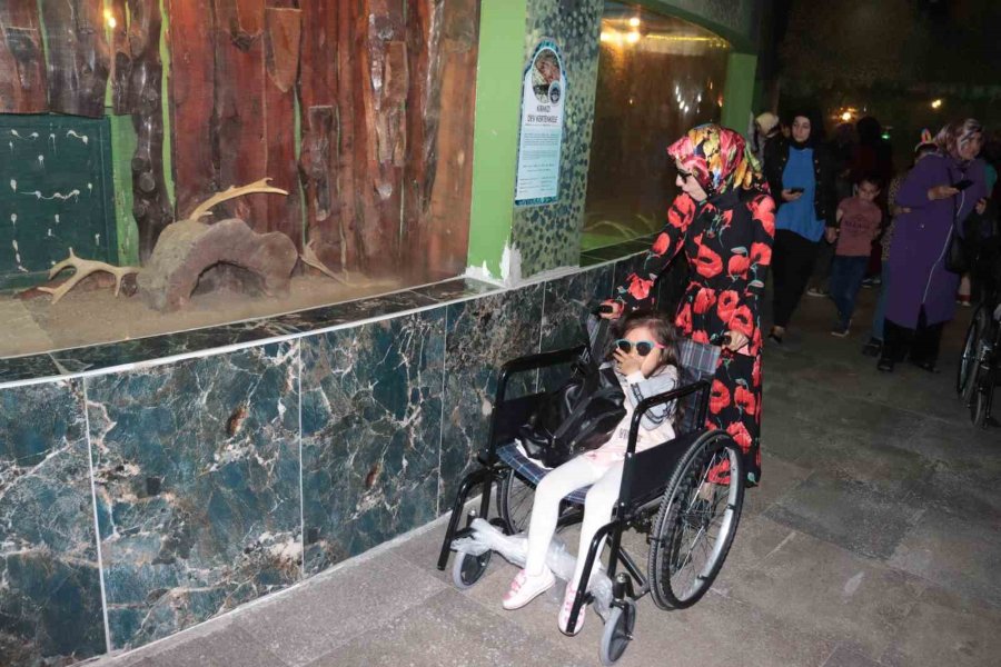 Özel Çocuklar Hayvanat Bahçesini Gezdi, Eğlenceli Vakit Geçirdi