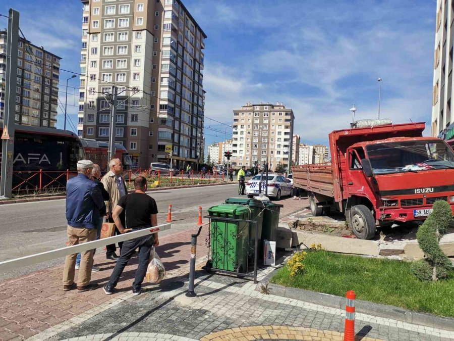Tramvayla Çarpışan Kamyonet İstinat Duvarını Yıktı
