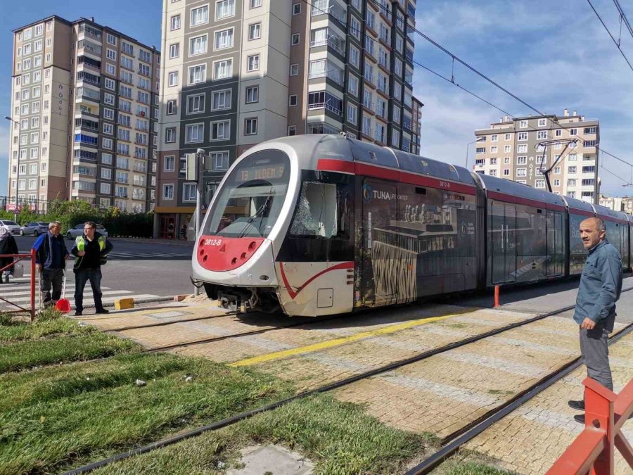Tramvayla Çarpışan Kamyonet İstinat Duvarını Yıktı